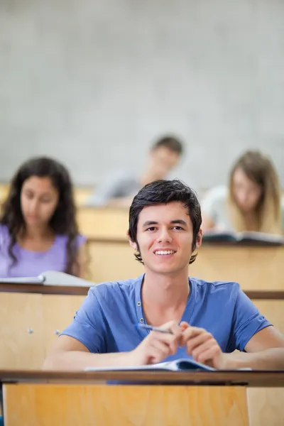 Portret van gerichte studenten tijdens een lezing — Stockfoto