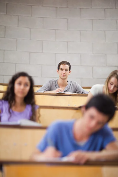 Portret van jonge studenten tijdens een lezing — Stockfoto