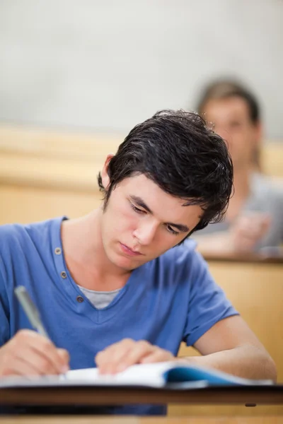 Retrato de un estudiante tomando notas — Foto de Stock