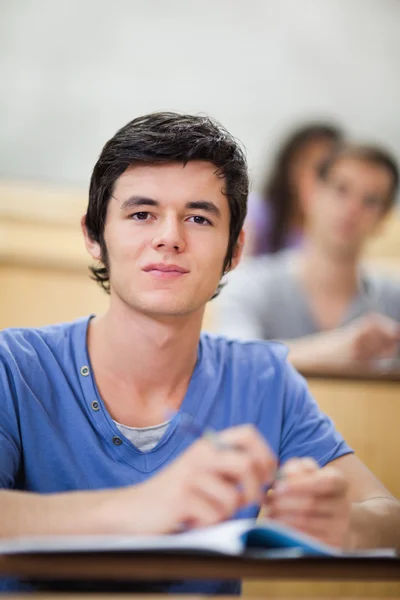 Portrait d'un étudiant écoutant un conférencier — Photo