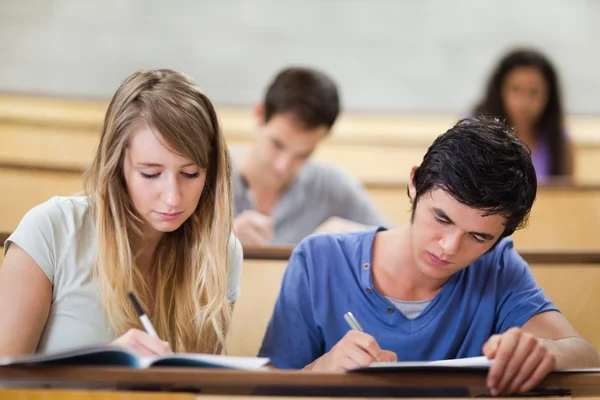 Estudantes a tomar notas — Fotografia de Stock
