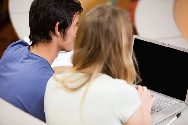 Elever arbetar med en bärbar dator — Stockfoto
