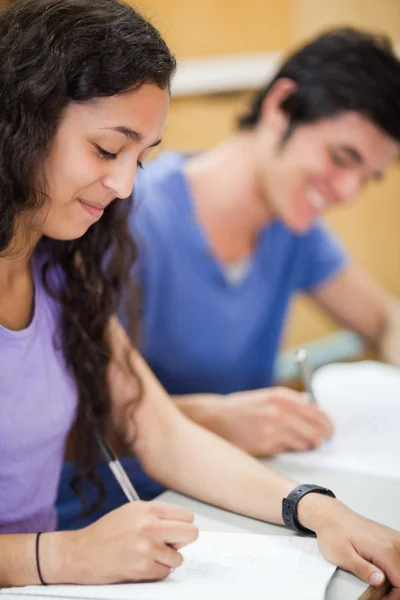Retrato de estudantes escrevendo — Fotografia de Stock