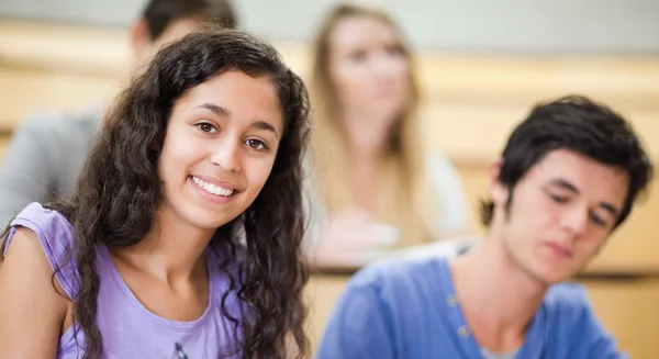 Lächelnder Student im Amphitheater — Stockfoto