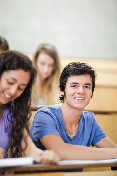 Retrato de um estudante bonito tomando notas — Fotografia de Stock
