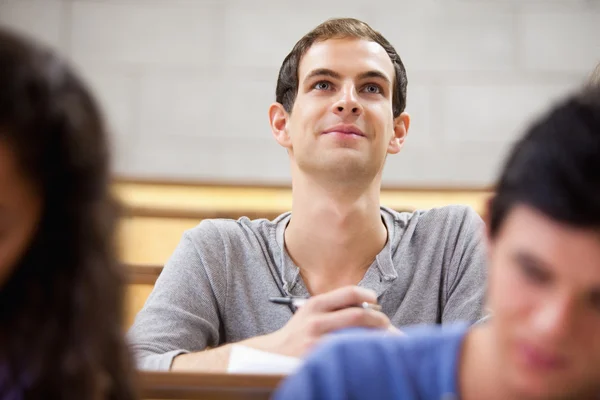 Lächelnder Student hört einem Dozenten zu — Stockfoto