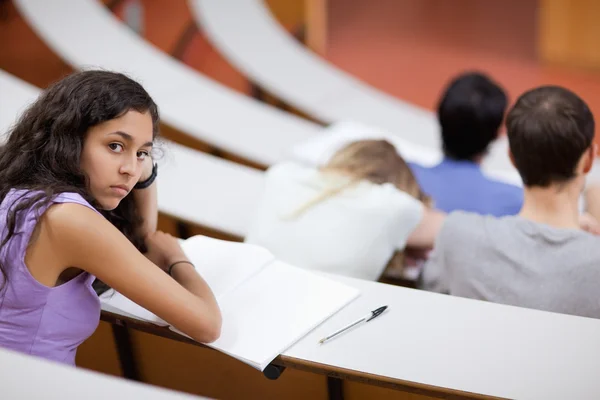 Estudiante aburrido durante una conferencia — Foto de Stock