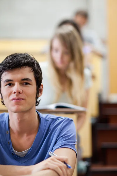 Портрет молодых студентов во время экзамена — стоковое фото