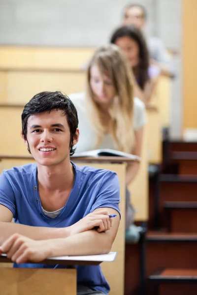 Retrato de um jovem estudante durante o exame — Fotografia de Stock