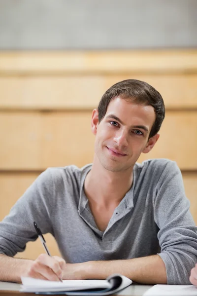 Portrét muže studenta drží pero — Stock fotografie