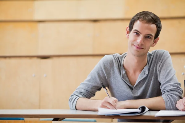 Estudante masculino segurando uma caneta — Fotografia de Stock