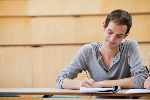 Estudiante masculino escribiendo notas —  Fotos de Stock