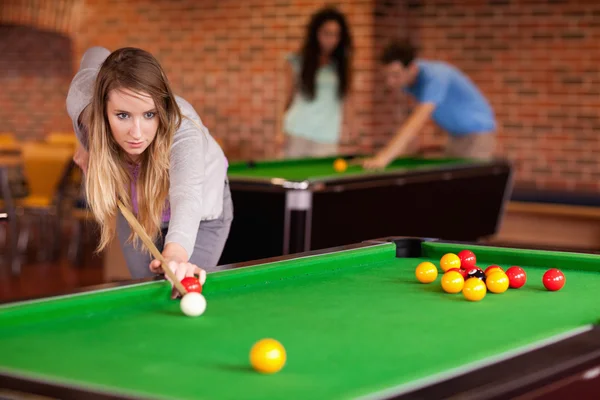 Mulher brincando de snooker — Fotografia de Stock