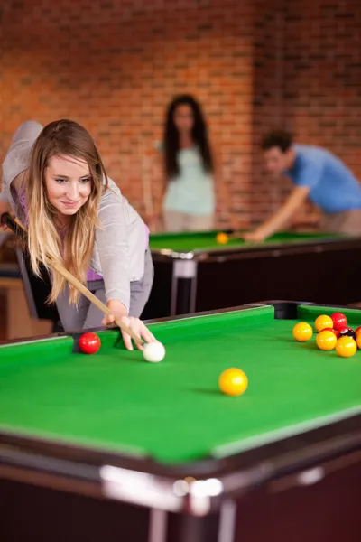 Portrait of a woman playing snooker — Stock Photo, Image