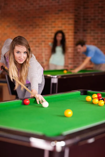 Porträtt av en student kvinna spela snooker — Stockfoto