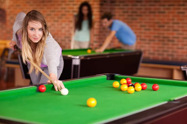 Studerande kvinna spela snooker — Stockfoto