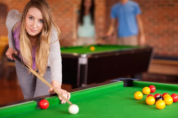 Söt kvinna spela snooker — Stockfoto