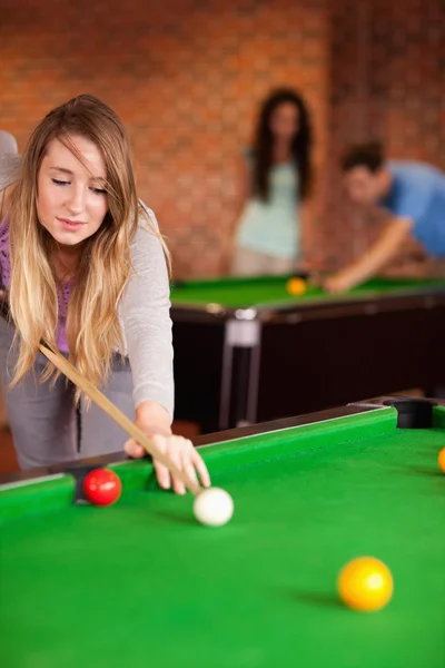 Portrait of a cute woman playing snooker — Stock Photo, Image