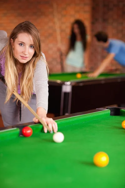 Portrait of a young woman playing snooker — Stock Photo, Image