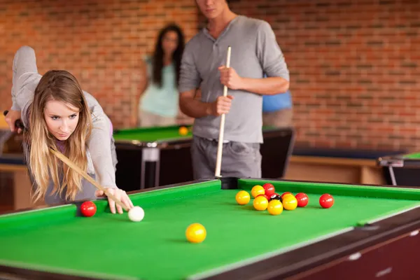 Friends playing snooker — Stock Photo, Image