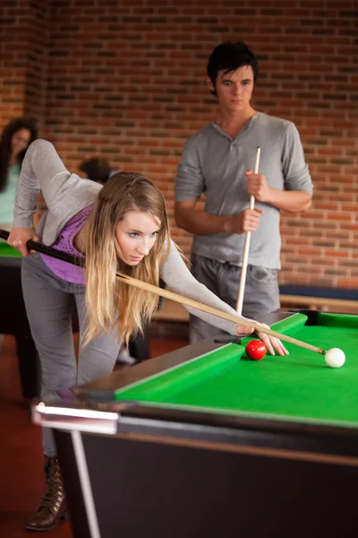 Portrait of young friends playing snooker — Stock Photo, Image