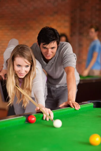 Porträt eines Paares, das Snooker spielt — Stockfoto