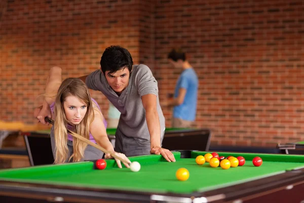 Couple playing snooker — Stock Photo, Image