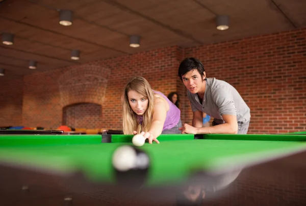 Man undervisning pool till sin flickvän — Stockfoto