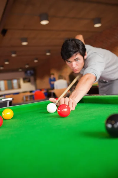 Ritratto di uno studente che gioca a biliardo — Foto Stock