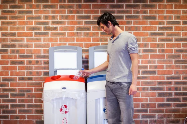 Hombre joven reciclaje — Foto de Stock