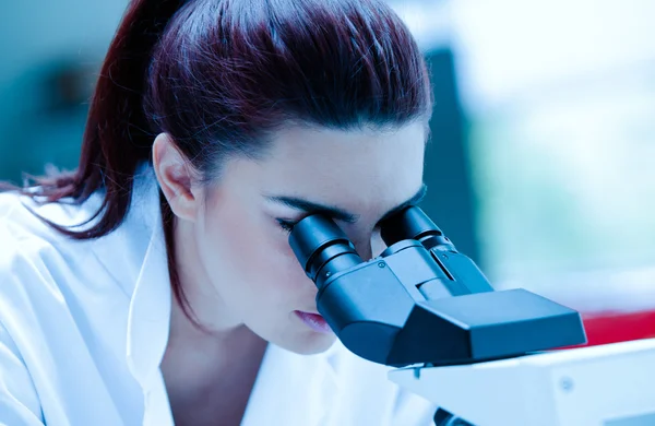Young scientist using a microscope — Stock Photo, Image