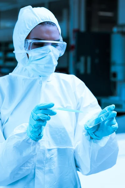 Cientista protegido soltando líquido perigoso em uma placa de Petri — Fotografia de Stock