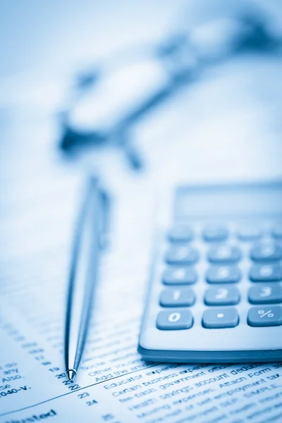 Piece of paper, pen, glasses and pocket calculator — Stock Photo, Image