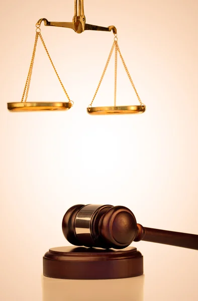 Fixed gavel and scale of justice — Stock Photo, Image