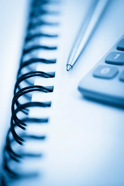 Cuaderno espiral con lápiz y calculadora de bolsillo — Foto de Stock