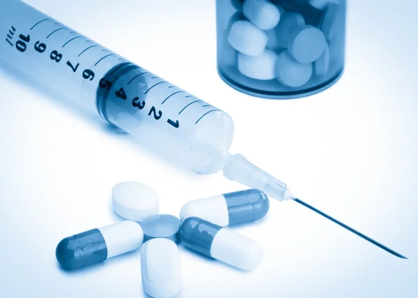 Pills with medicine box and syringe — Stock Photo, Image