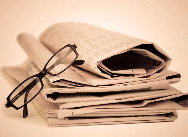 报纸和黑色眼镜 — 图库照片