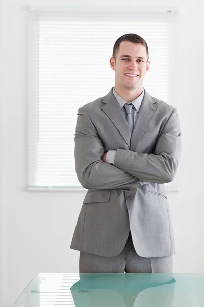 Homem de negócios com os braços dobrados e sorrindo — Fotografia de Stock