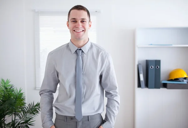 Uomo d'affari sorridente e in piedi — Foto Stock