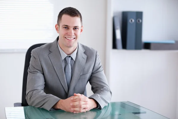 Lächelnder Geschäftsmann bei einem Meeting — Stockfoto