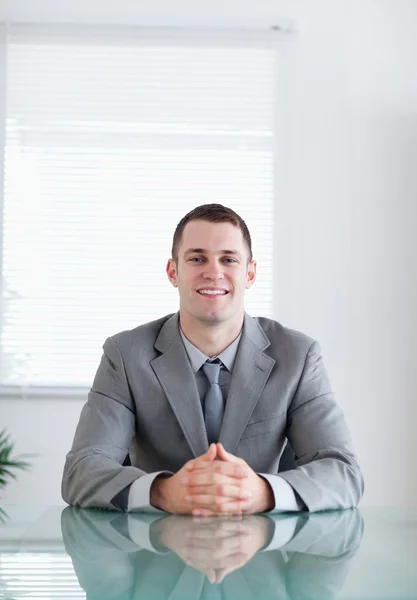 Close up de homem de negócios em uma negociação bem sucedida — Fotografia de Stock
