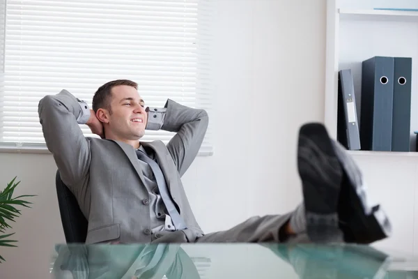 Uśmiechający się biznesmen biorący odpoczynek — Zdjęcie stockowe