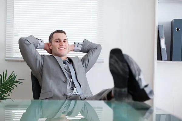 Szczęśliwy biznesmen biorący odpoczynek — Zdjęcie stockowe