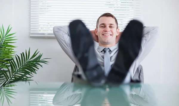 Empresário sorridente sentado — Fotografia de Stock