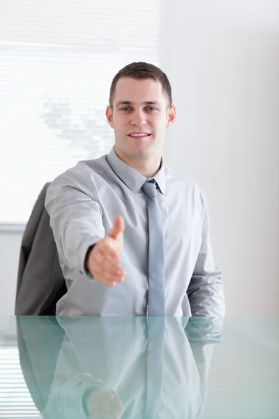 Primer plano del hombre de negocios saludando a su socio de negociación —  Fotos de Stock