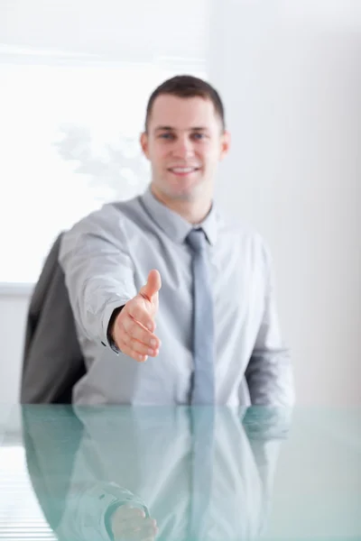 Крупным планом улыбающегося бизнесмена, приветствующего своего партнера по переговорам — стоковое фото