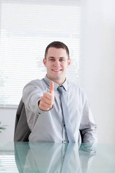 Hombre de negocios sonriente dando su aprobación —  Fotos de Stock