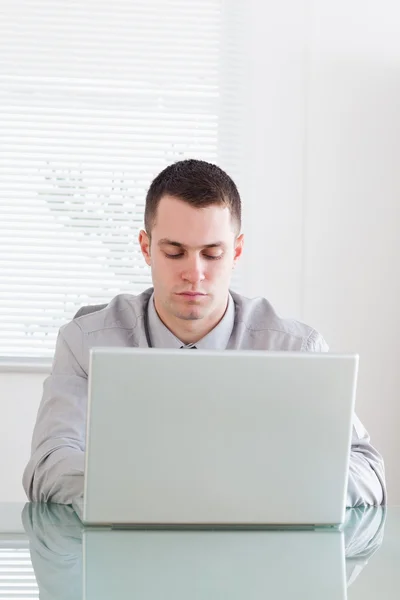 Close up de homem de negócios trabalhando em seu laptop — Fotografia de Stock