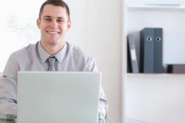 Glad affärsman arbetar på sin laptop — Stockfoto