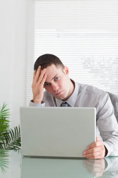 Close-up de homem de negócios tendo um problema com seu laptop — Fotografia de Stock